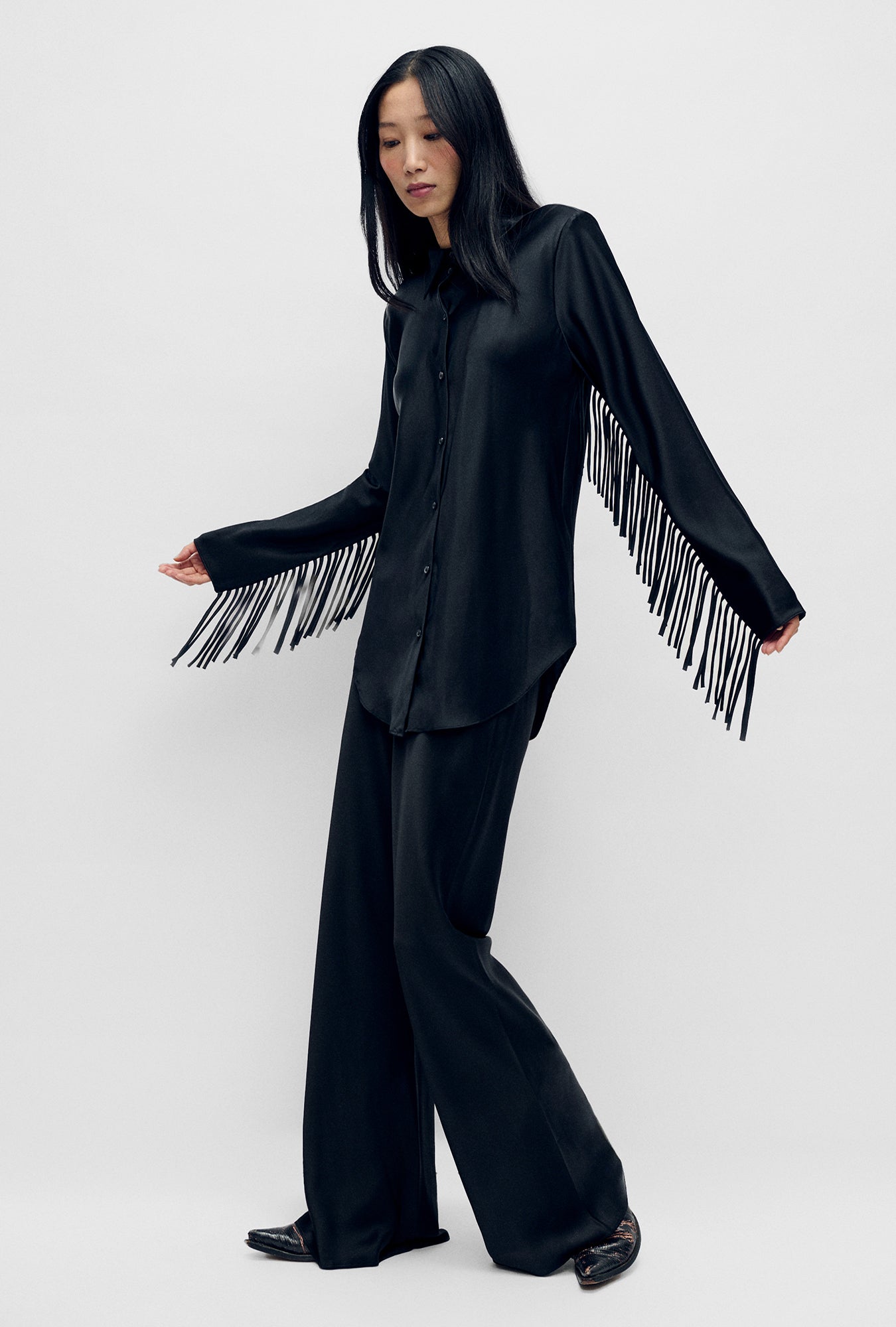 Chemise coupée en biais à franges noire