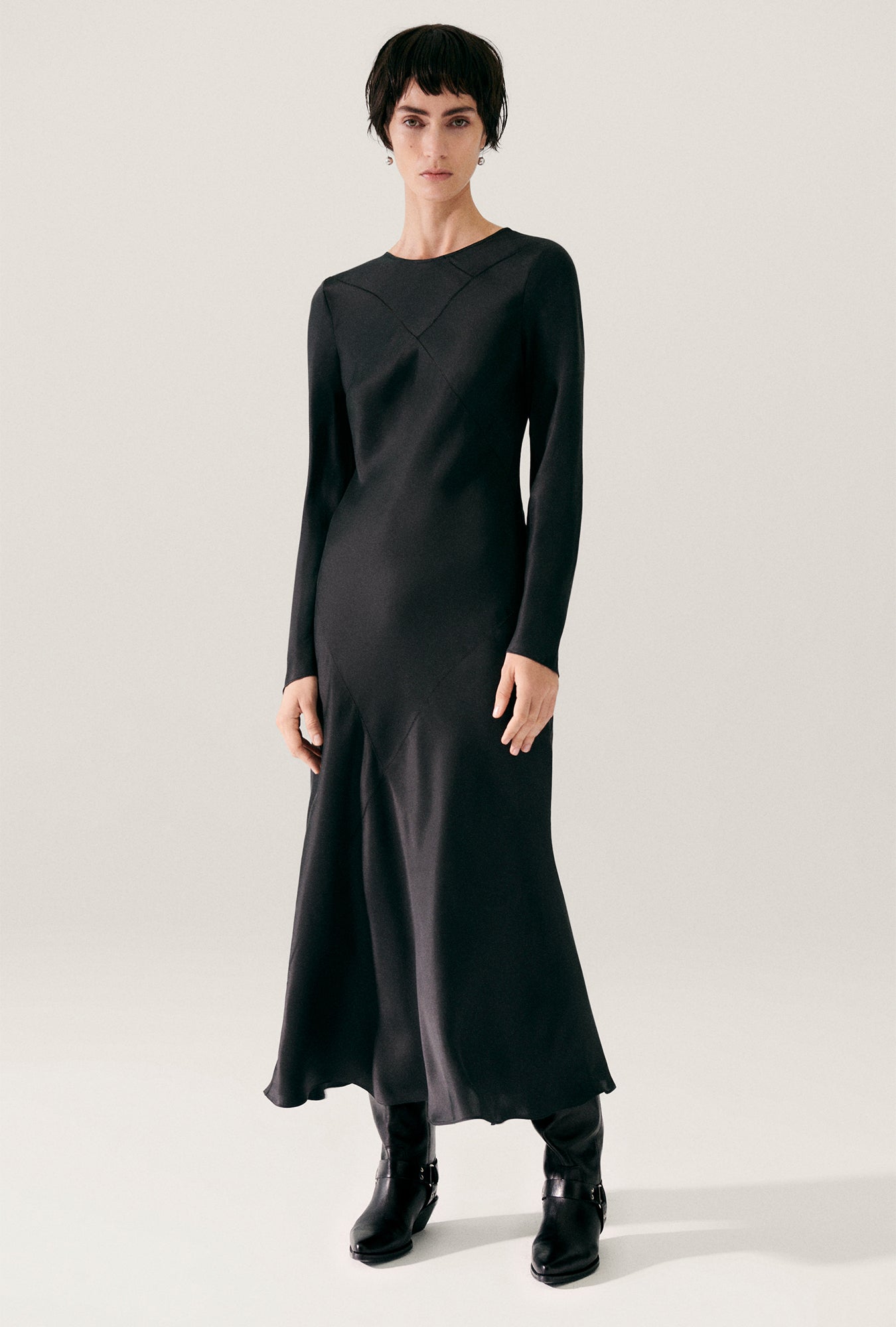 Robe Noire Splice à Manches Longues Coupée dans le Biais
