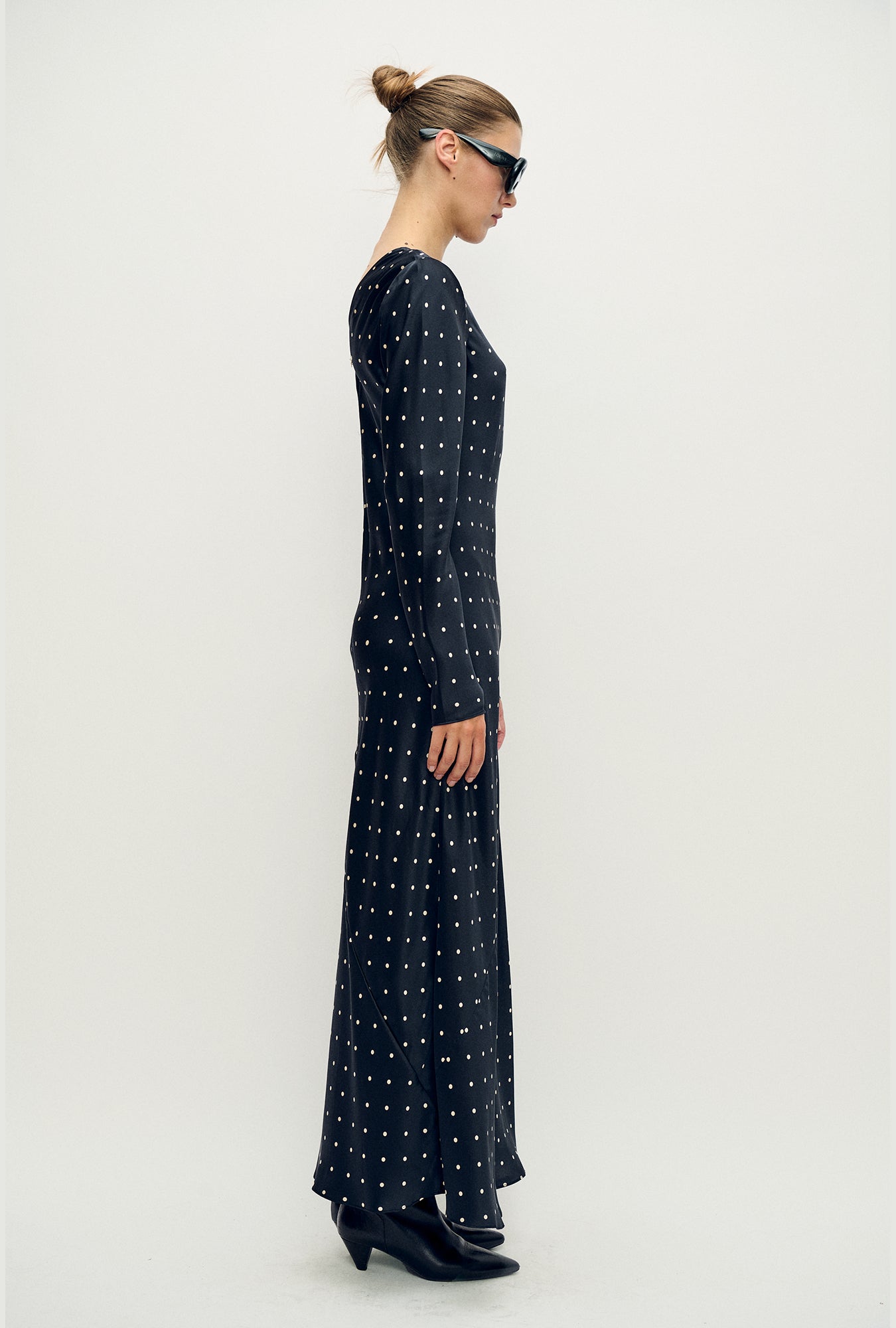 Robe biaisée à manches longues et petits pois