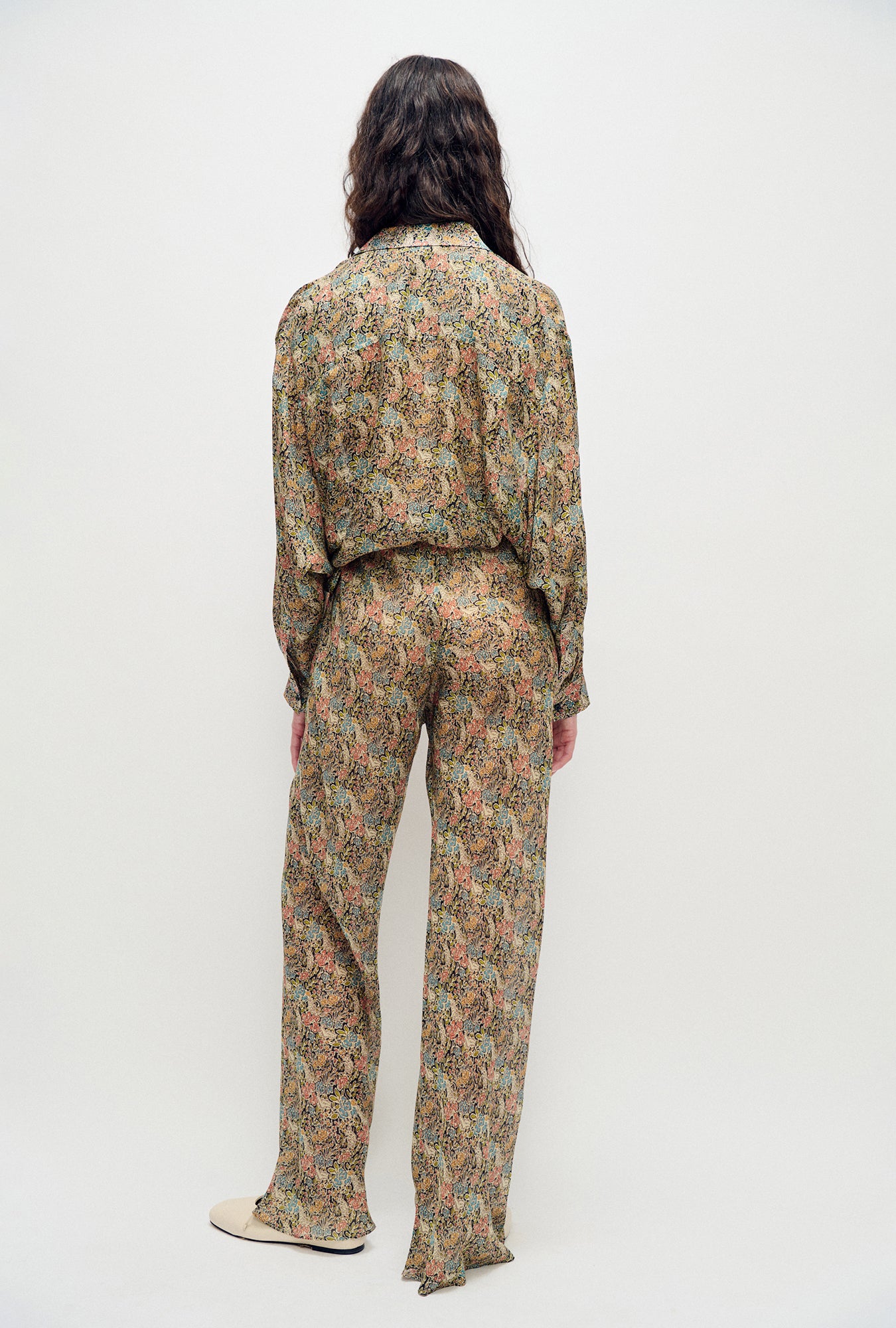 Pantalon en crêpe de soie coupé dans le biais à motif floral Sugar
