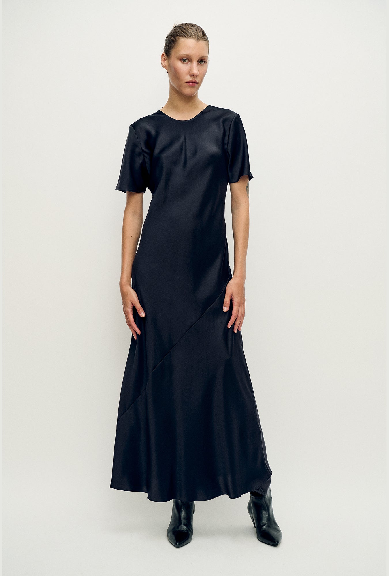 Robe biaisée noire à manches courtes