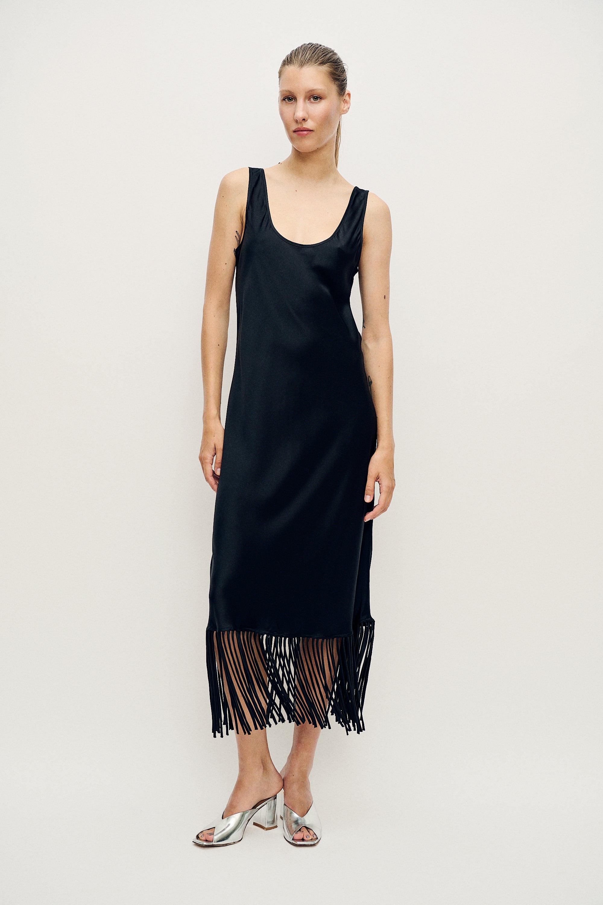 Robe noire col rond à franges