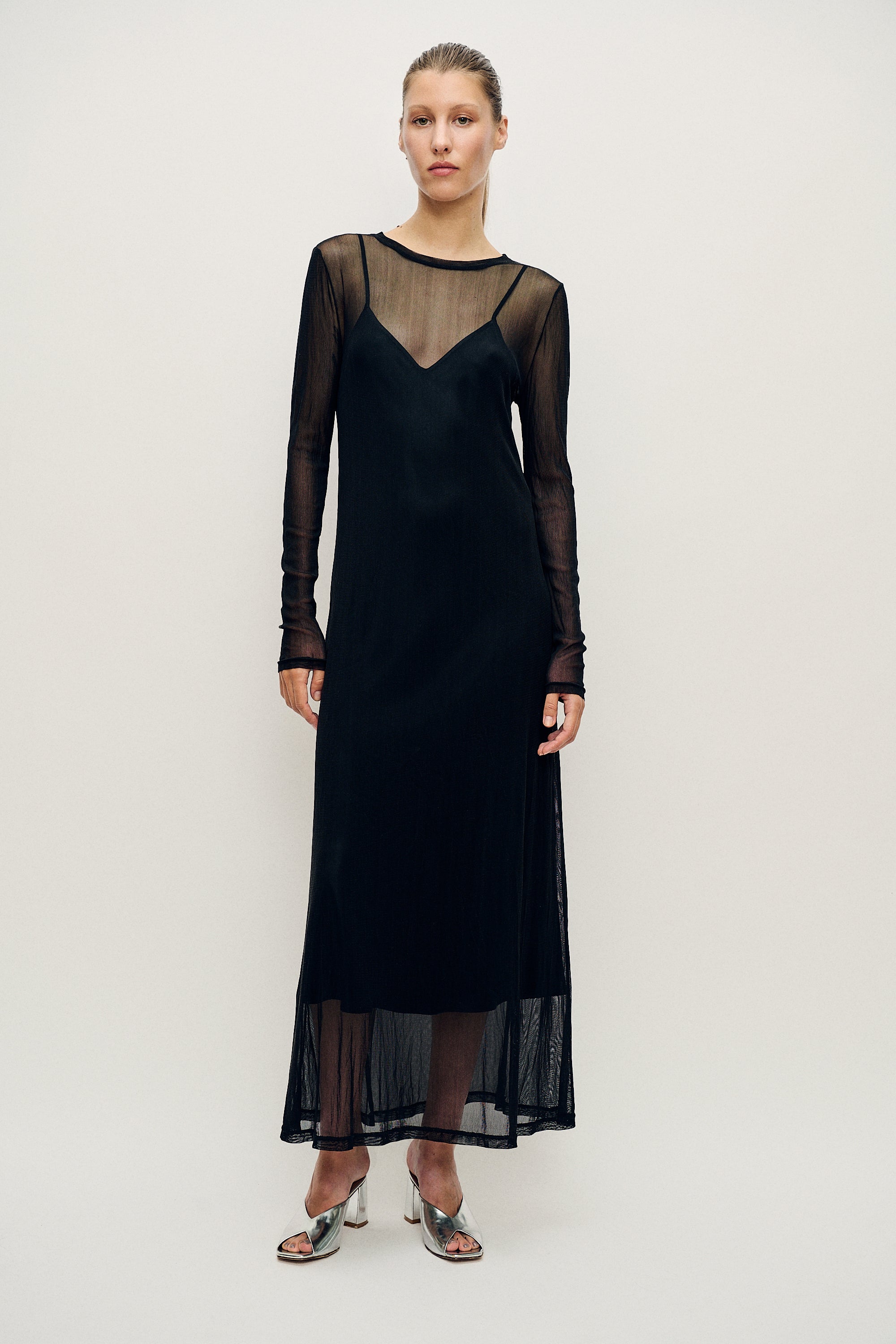 Robe noire en maille à manches longues