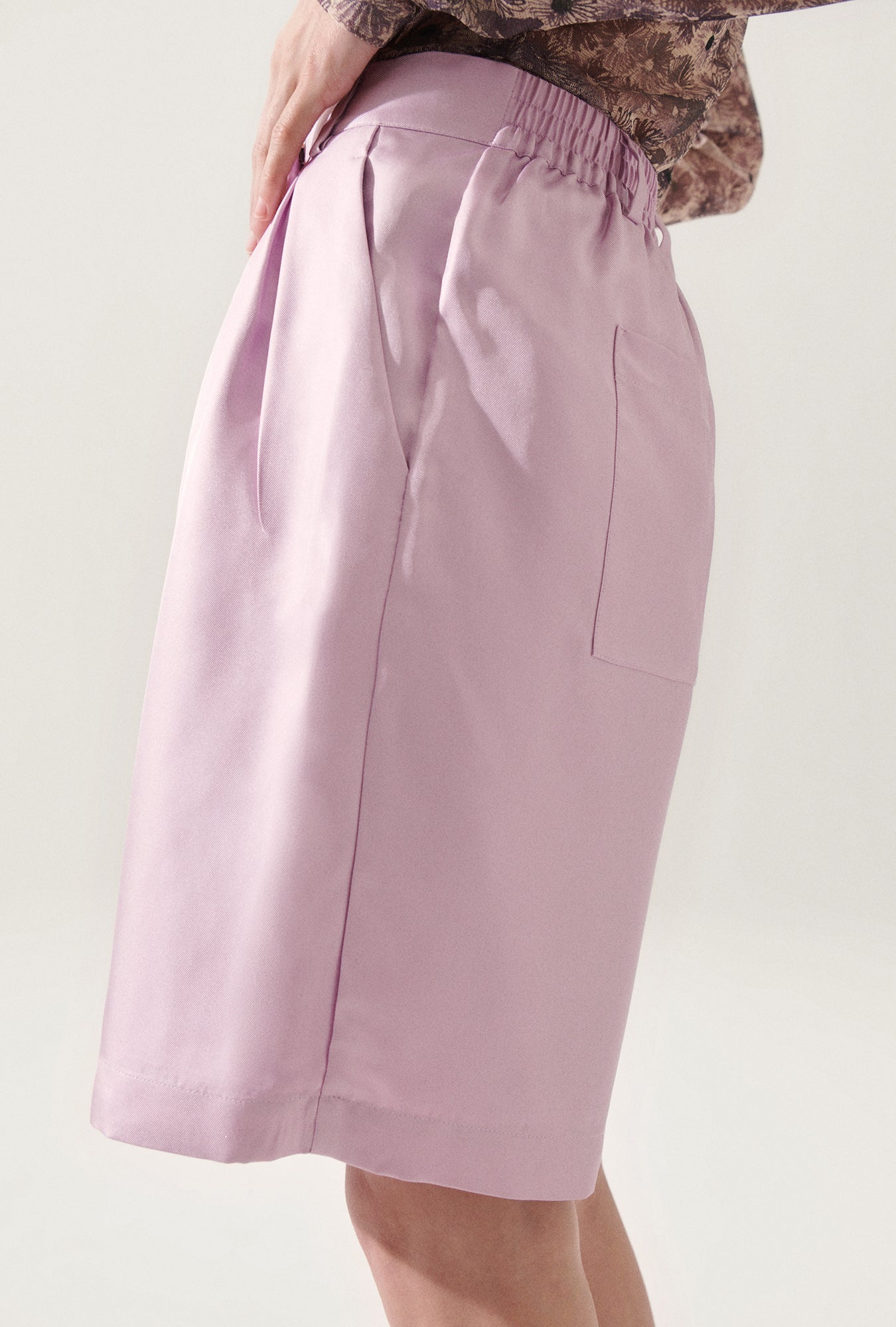 Shorts double plissé en sergé lilas