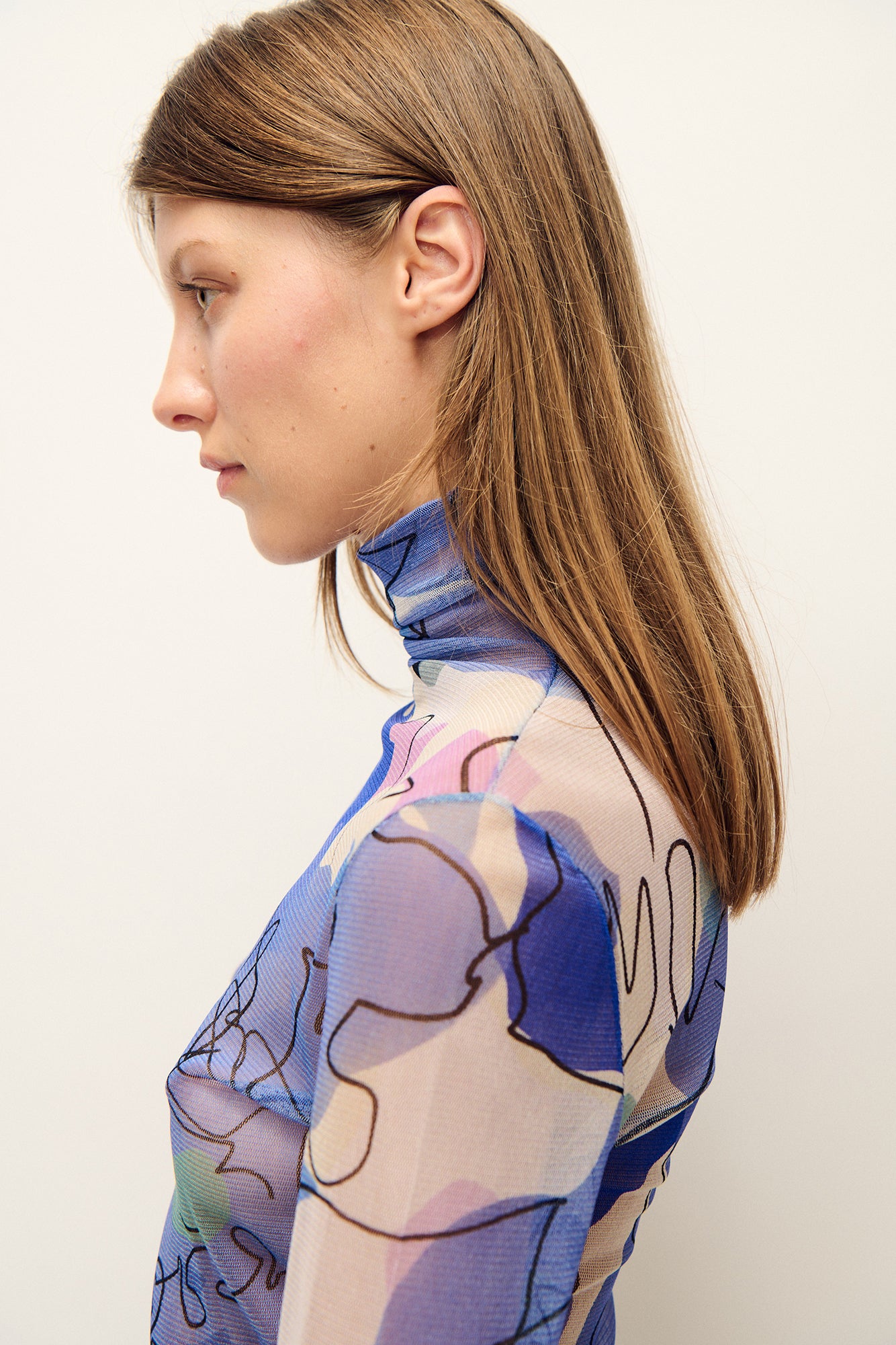 Col roulé en maille à motif floral bleu pervenche