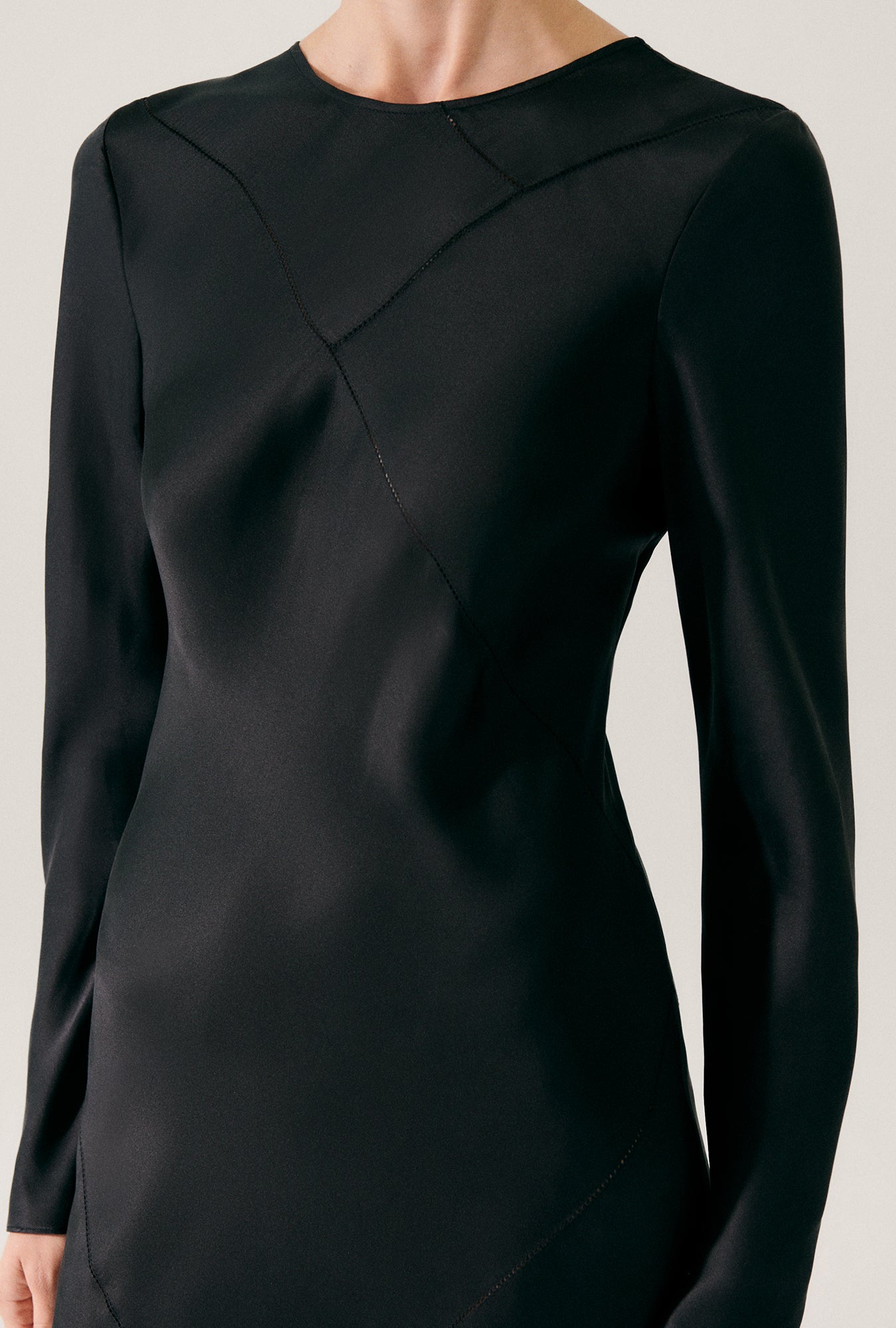 Robe Noire Splice à Manches Longues Coupée dans le Biais
