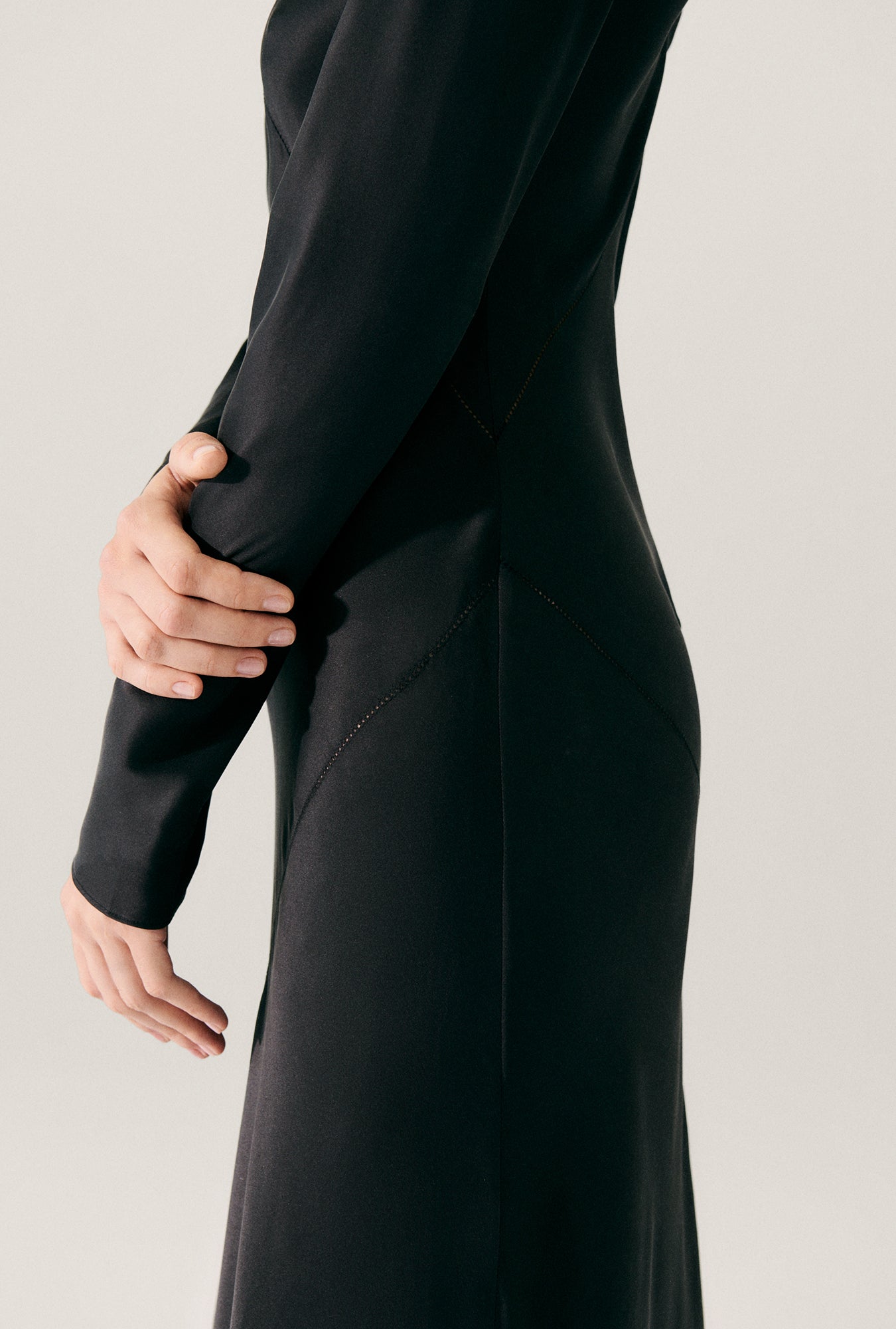 Robe Noire Splice à Manches Longues Coupée dans le Biais