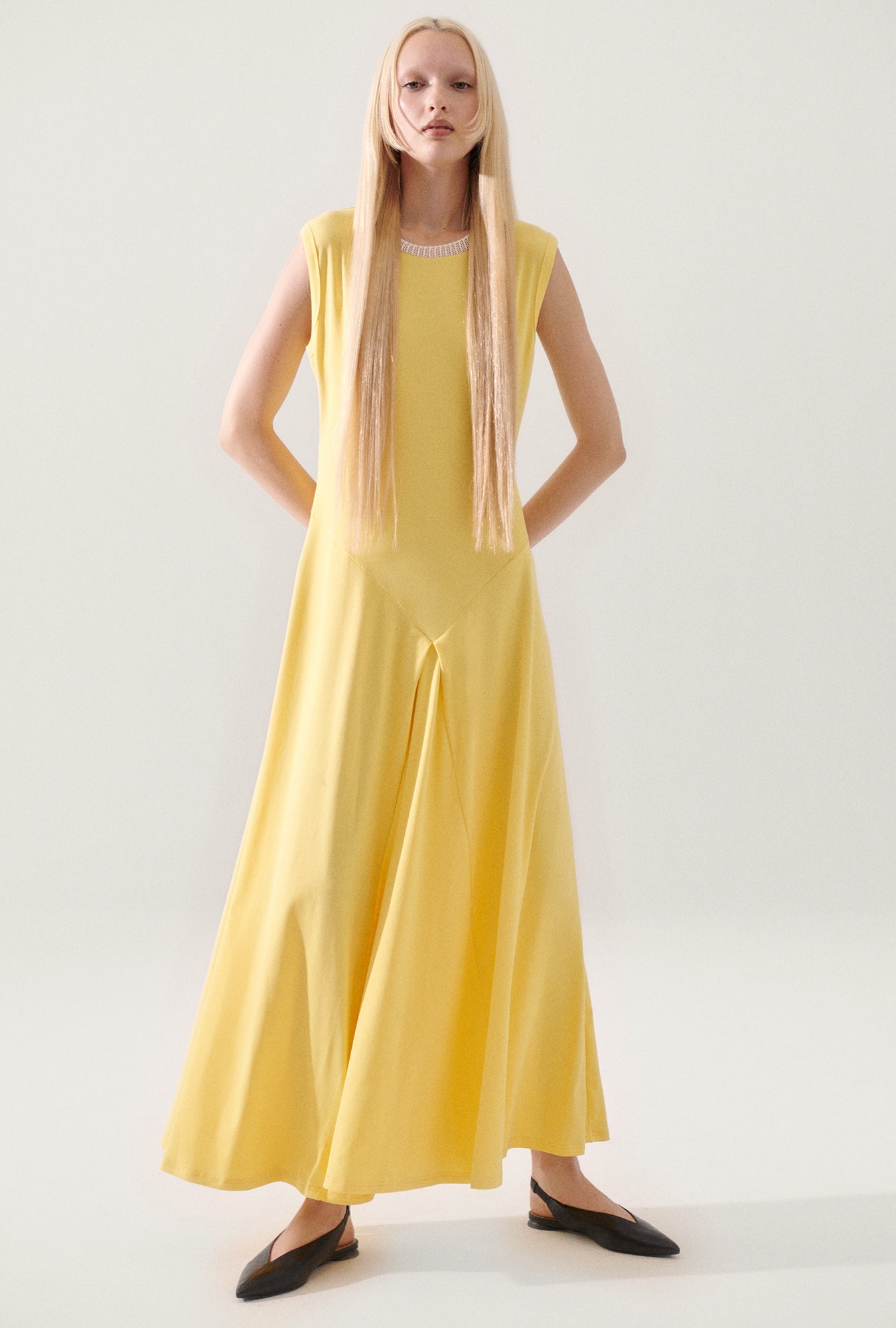 Robe titanate bordée de crochet