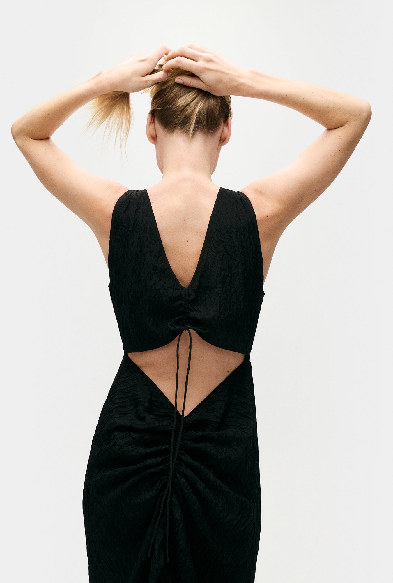 Robe Crinkle Peek-A-Boo Noire
