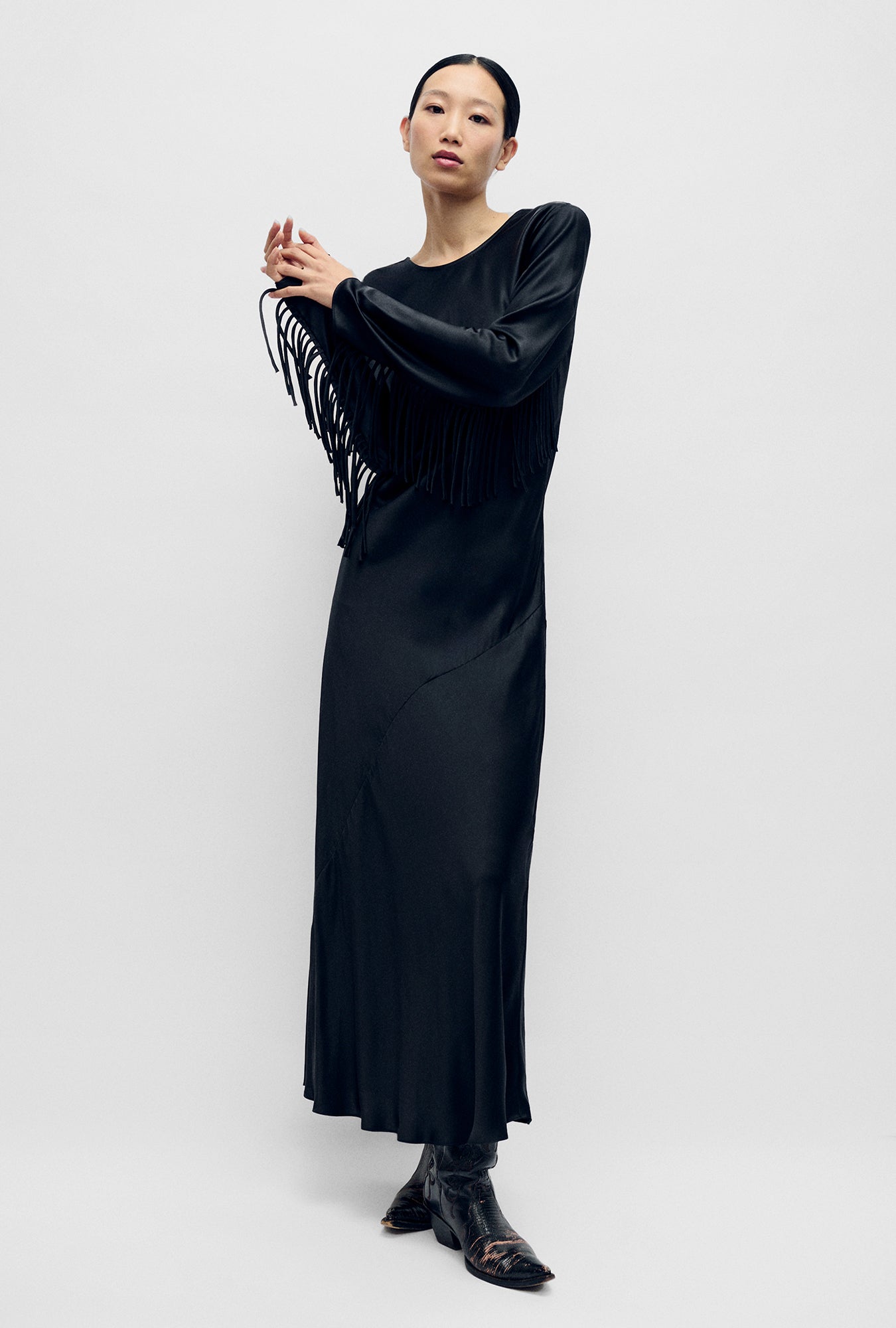 Robe à franges et manches longues en biais noire