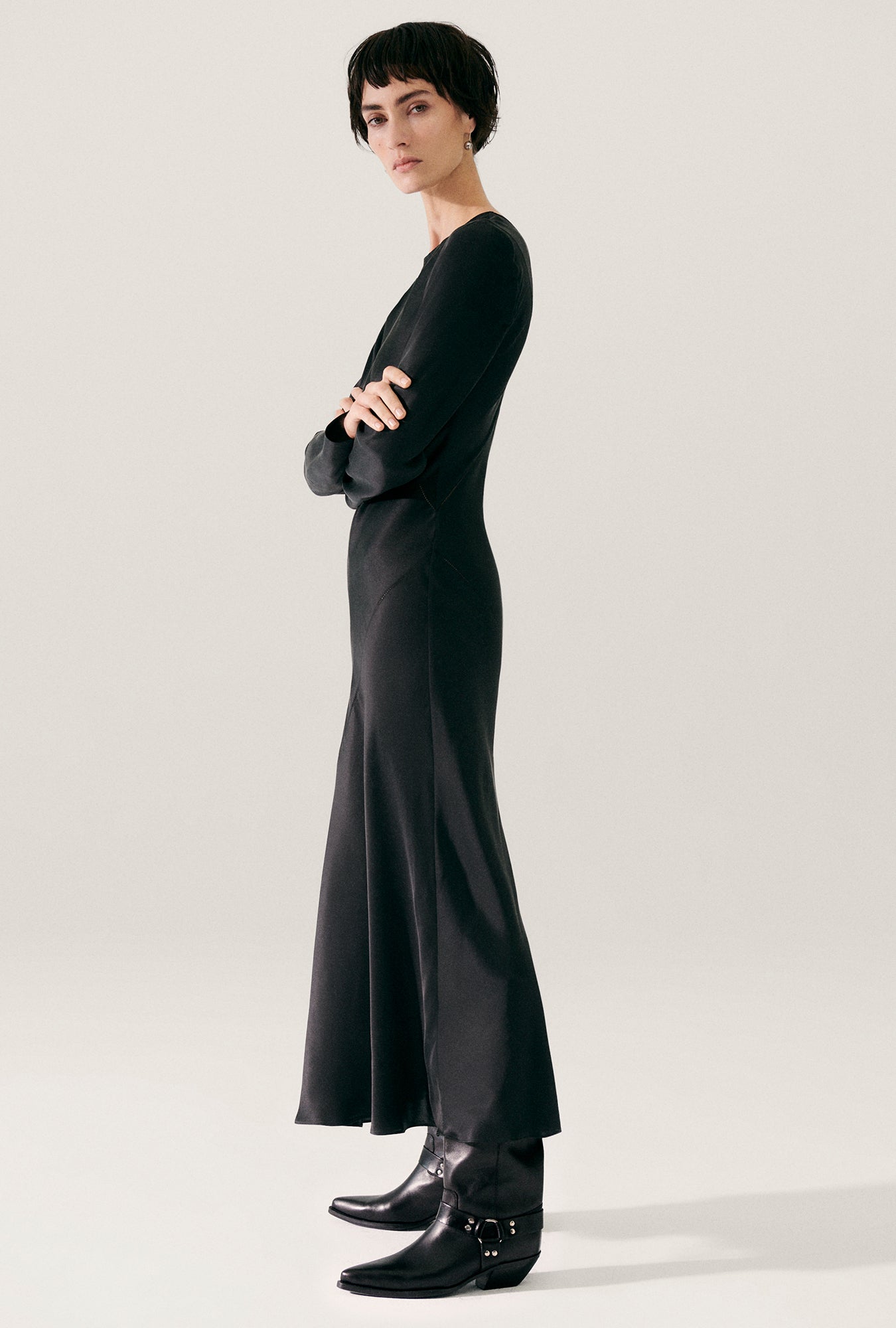Robe Noire Splice à Manches Longues Coupée dans le Biais