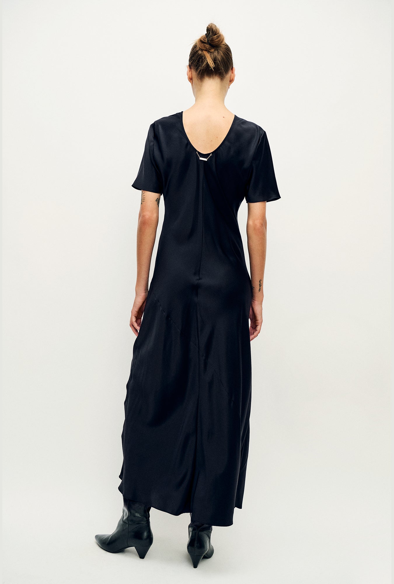 Robe biaisée noire à manches courtes