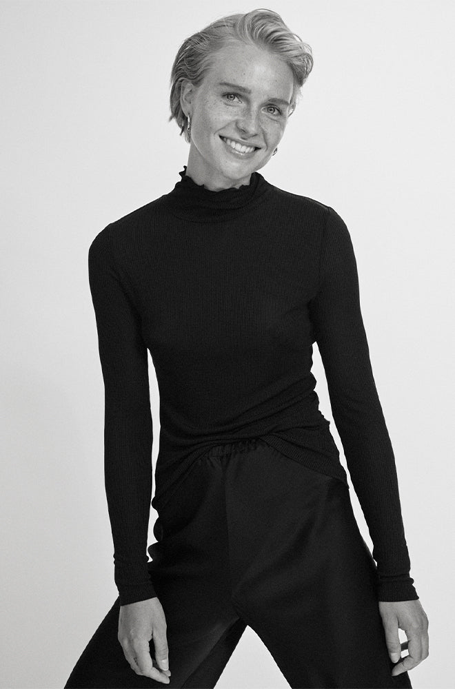 Col roulé côtelé noir
