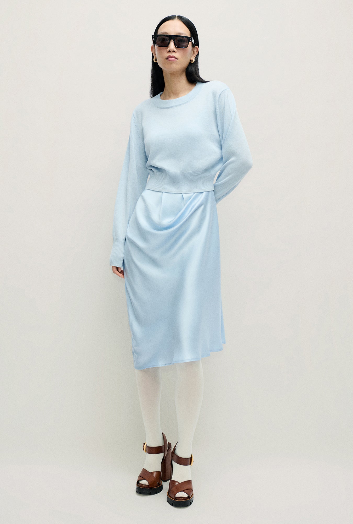 Chandail court ras du cou en laine couleur bleuet