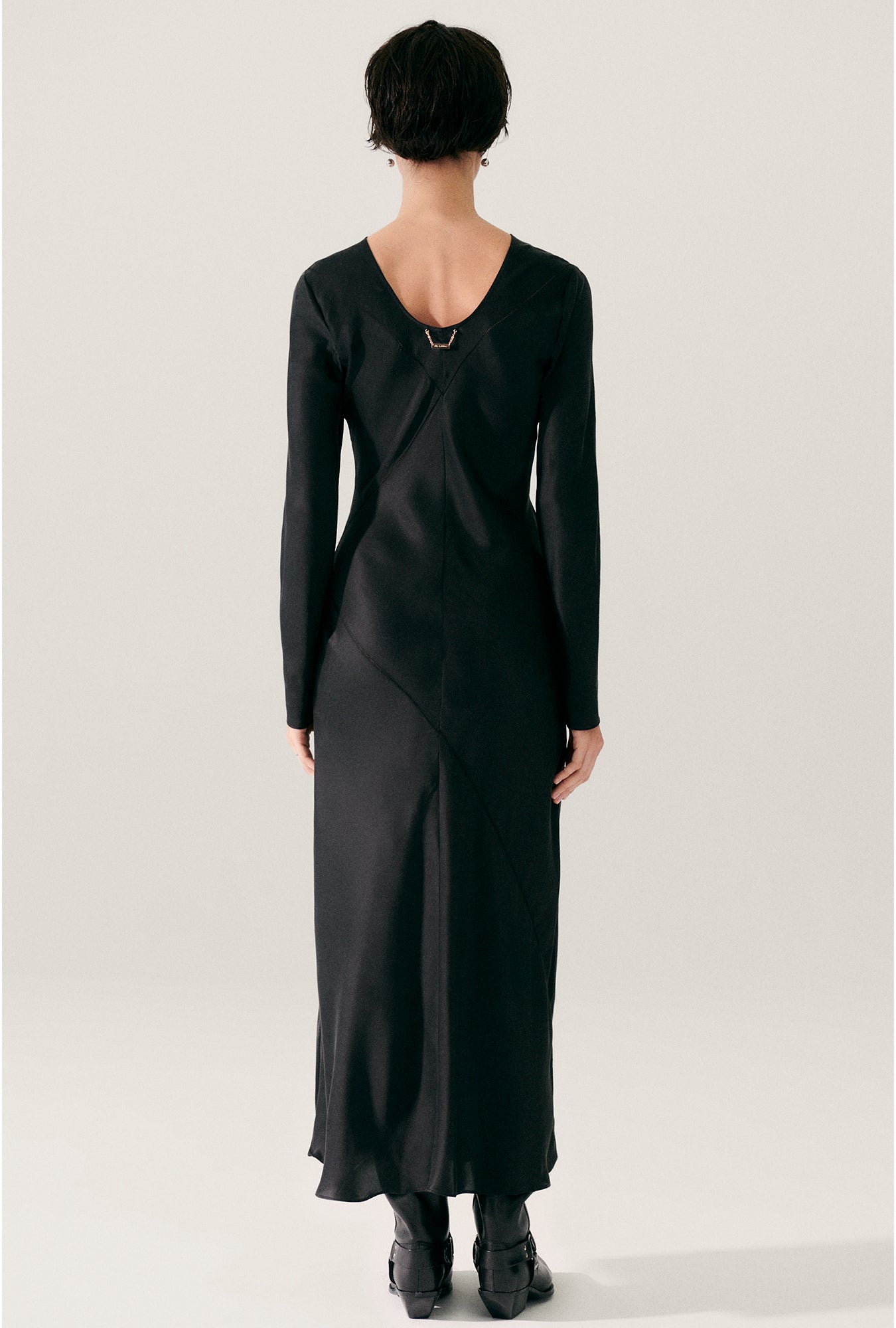 Robe Noire Splice à Manches Longues Coupée dans le Biais