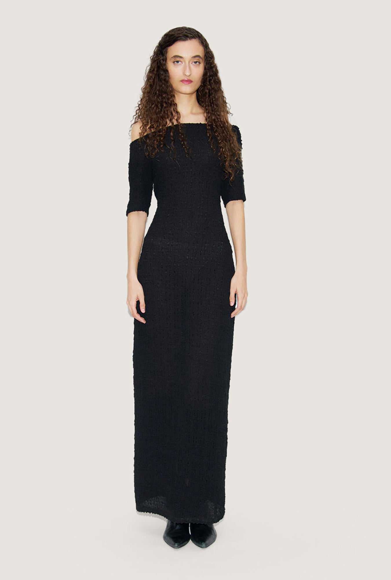 Robe noire à épaules dénudées Pebble