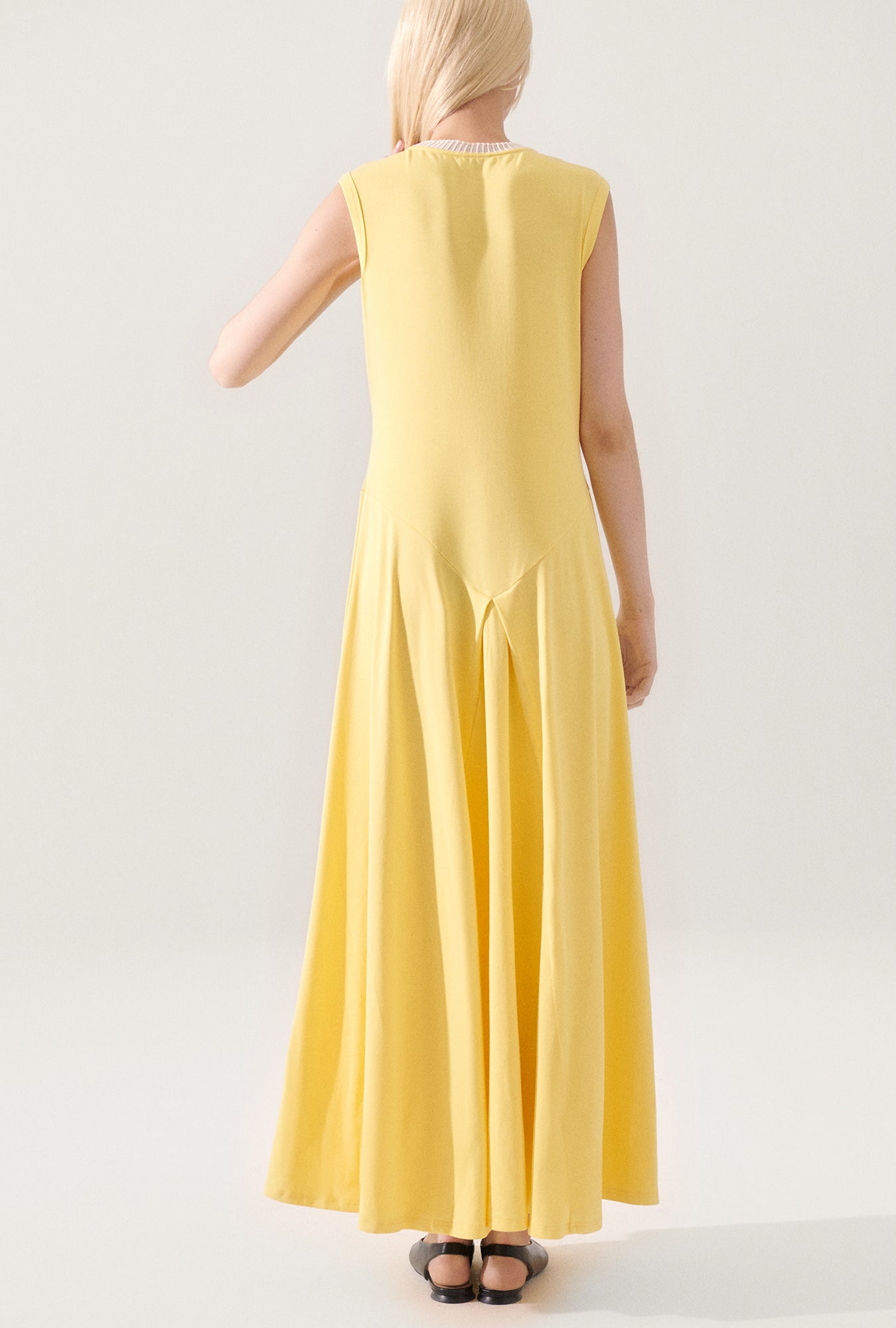 Robe titanate bordée de crochet