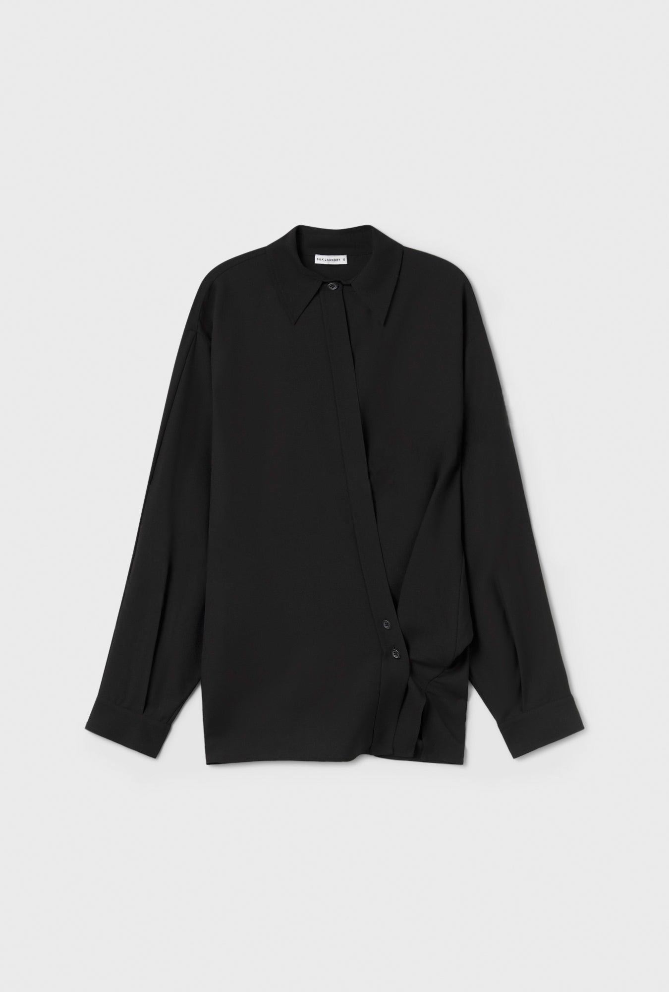Chemise croisée en laine et soie noire