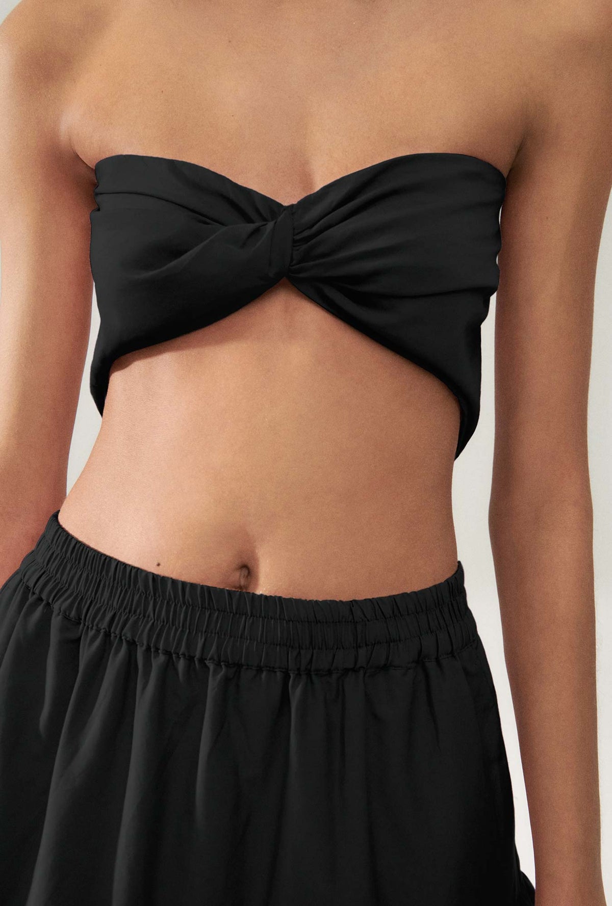 Haut croisé en coton et soie noir