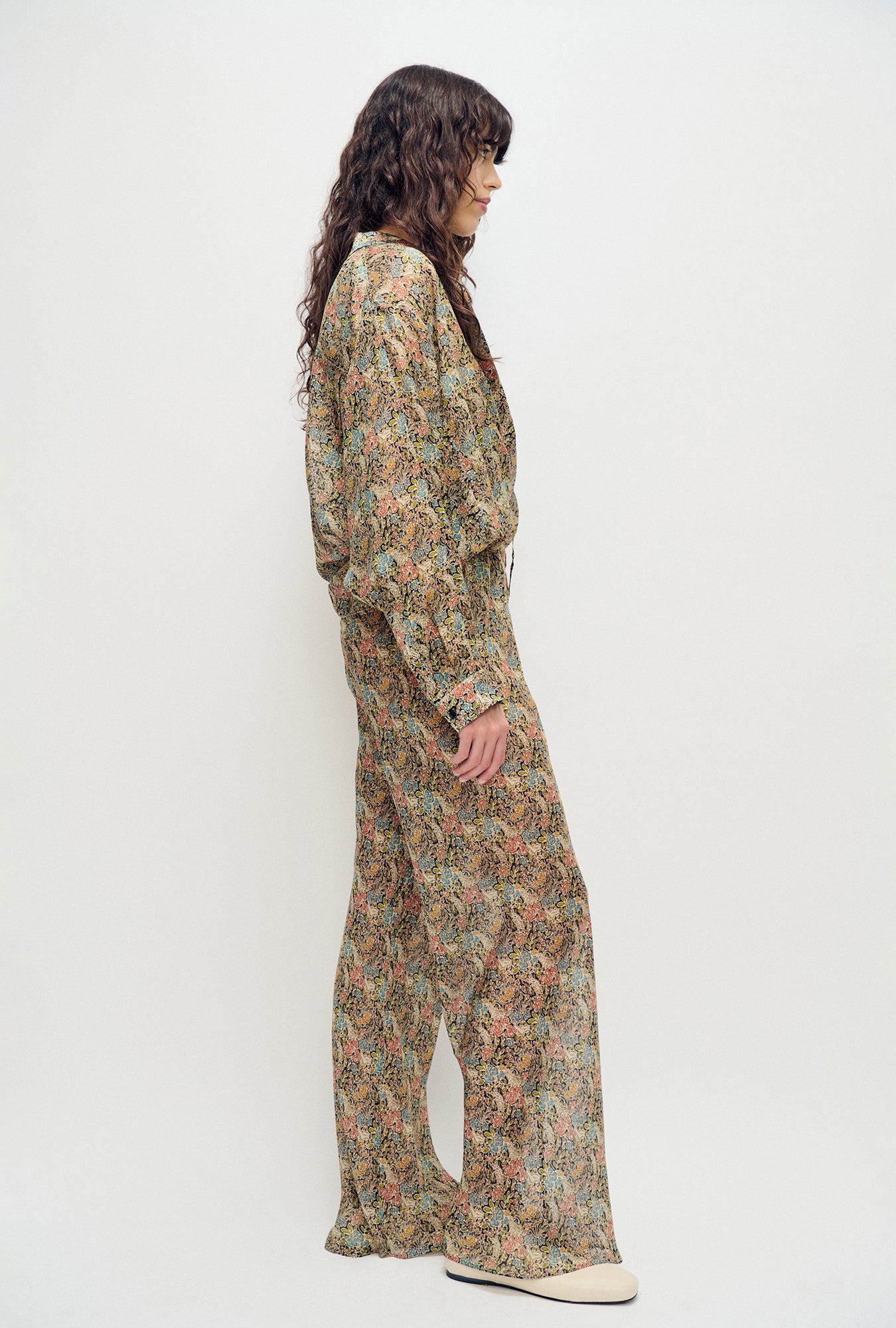 Pantalon en crêpe de soie coupé dans le biais à motif floral Sugar