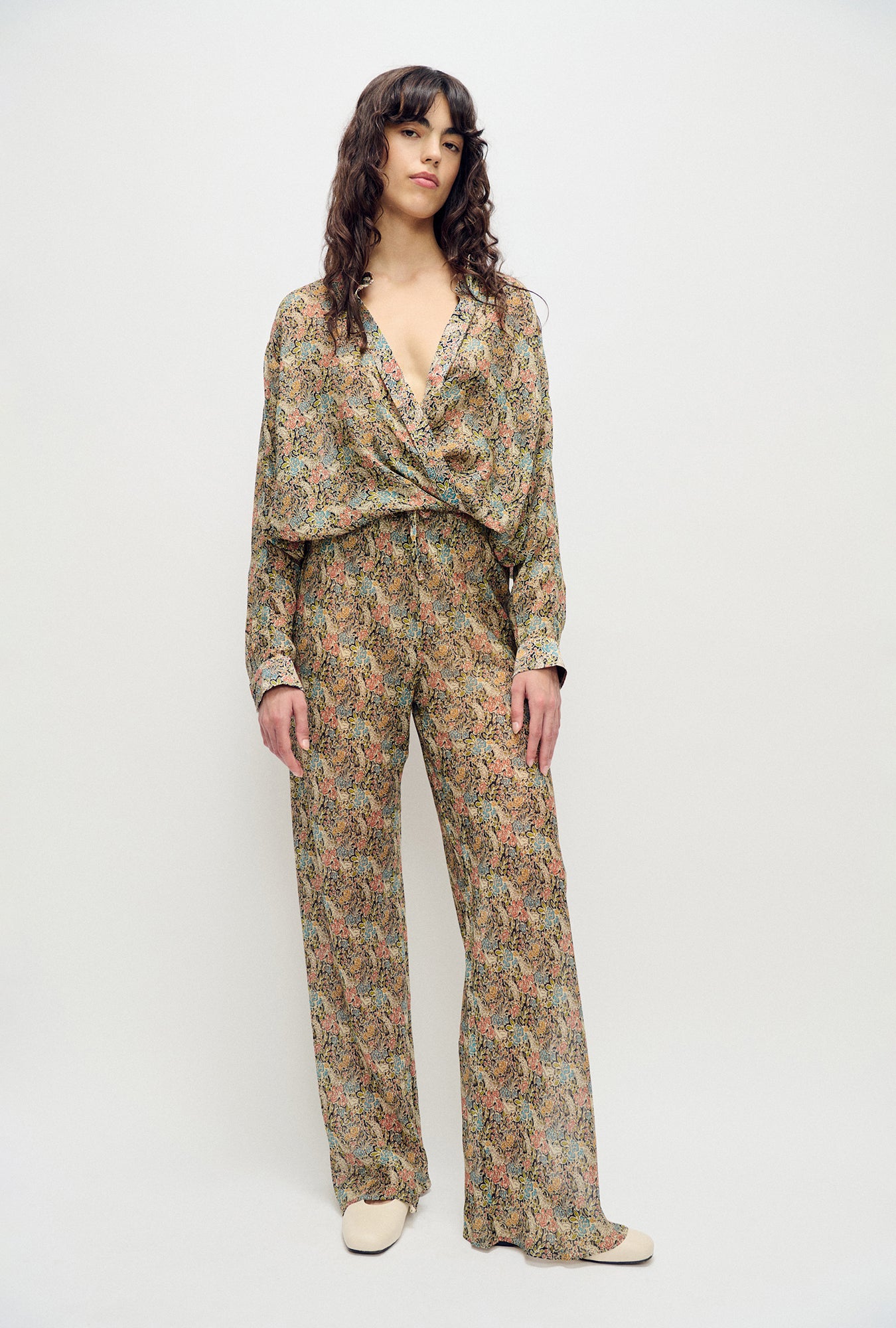 Pantalon en crêpe de soie coupé dans le biais à motif floral Sugar