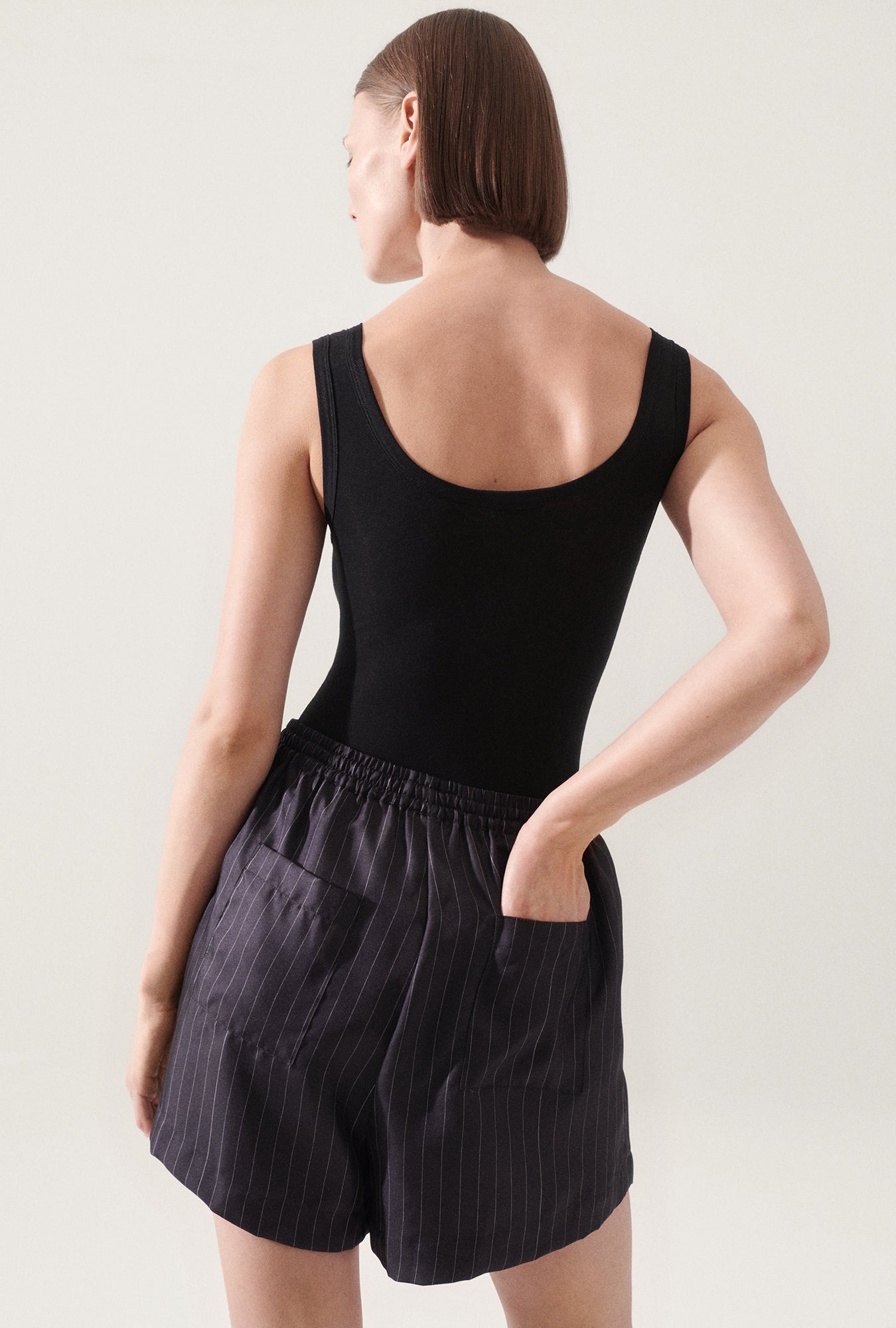 Short ample en twill à fines rayures noir/blanc