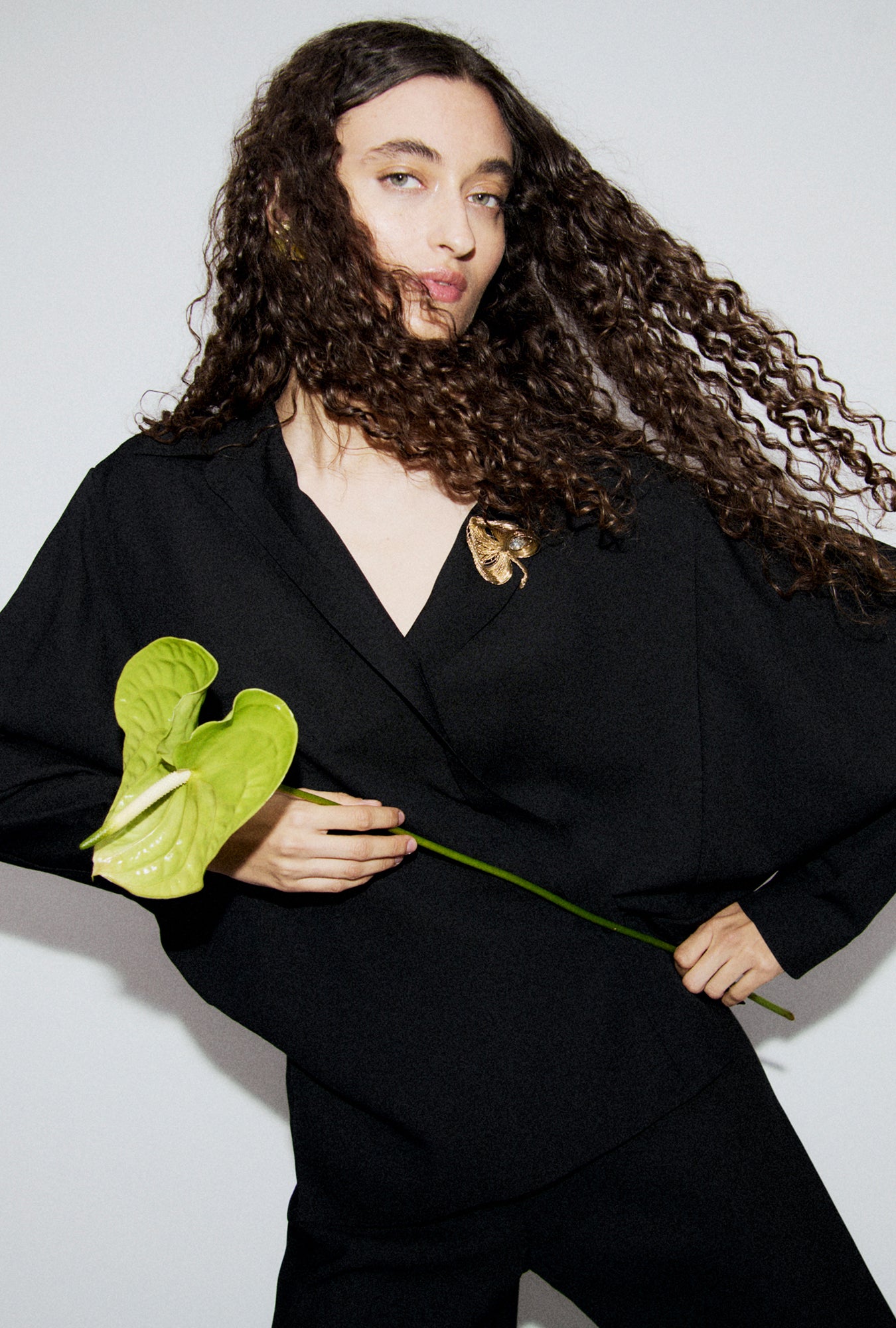 Chemise croisée en laine et soie noire