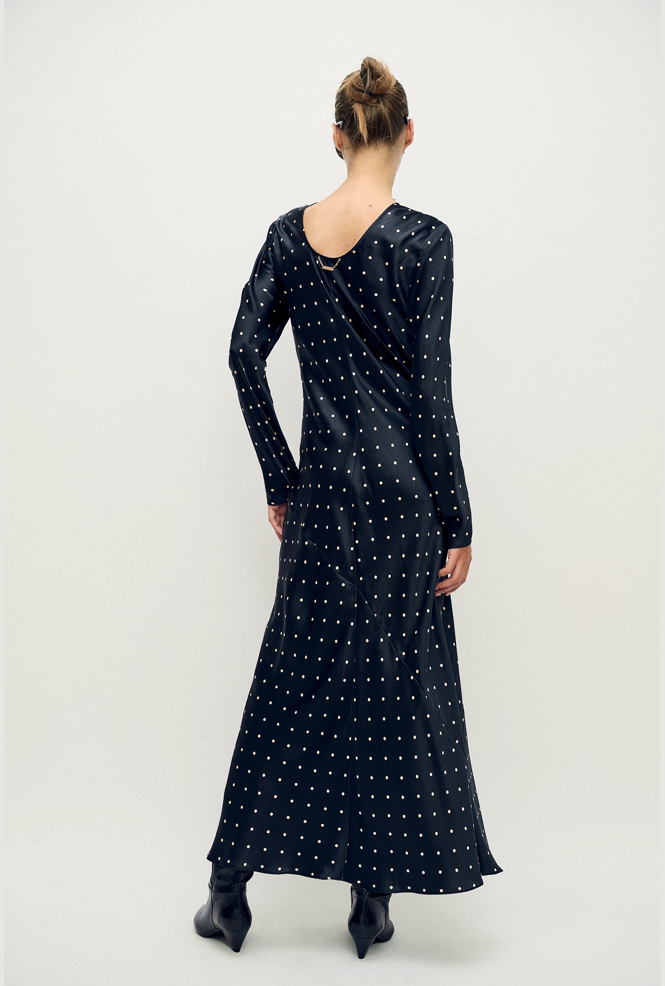 Robe biaisée à manches longues et petits pois