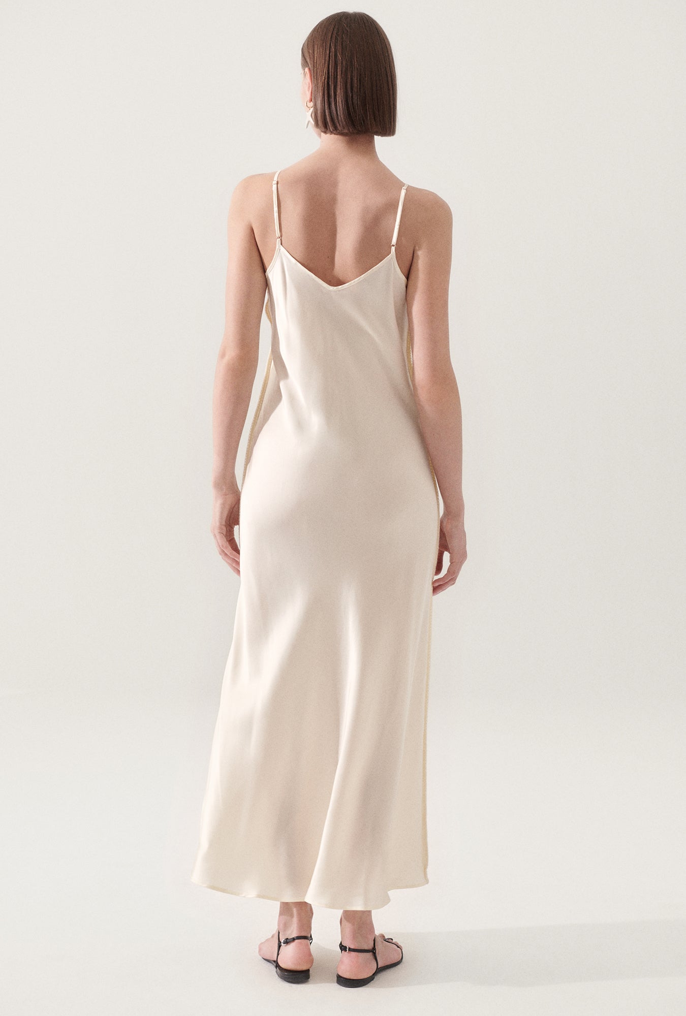 Robe nuisette années 90, surpiqûre couverture, blanc cassé