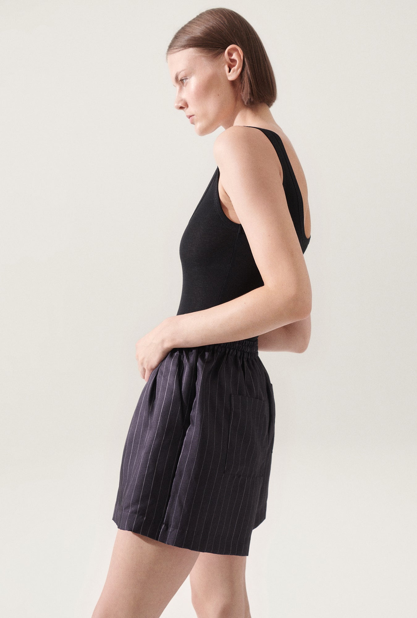 Short ample en twill à fines rayures noir/blanc