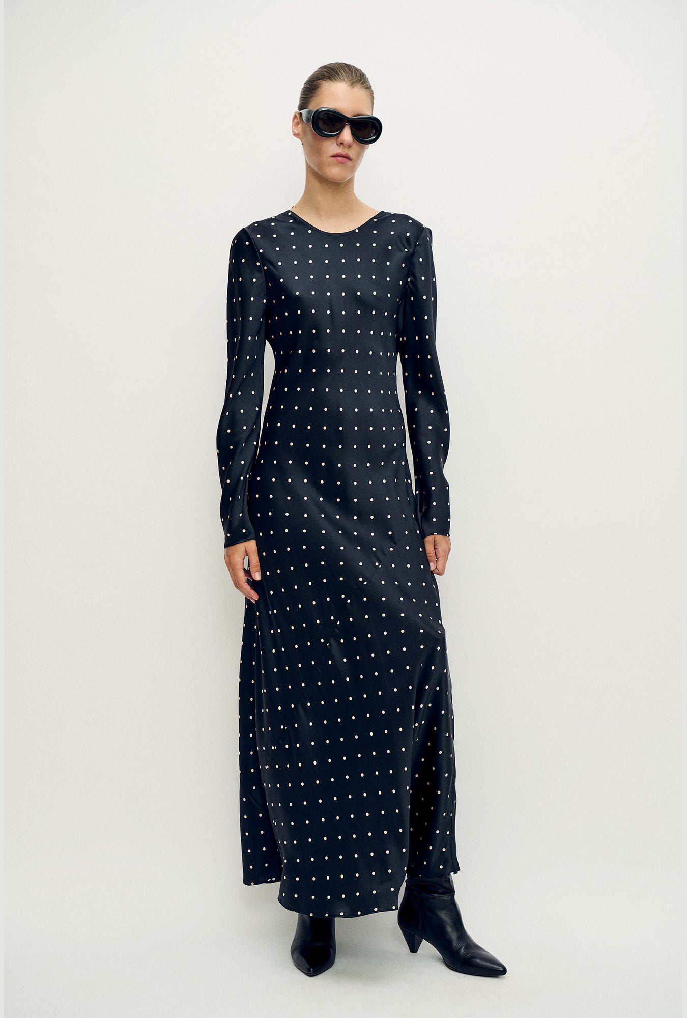 Robe biaisée à manches longues et petits pois