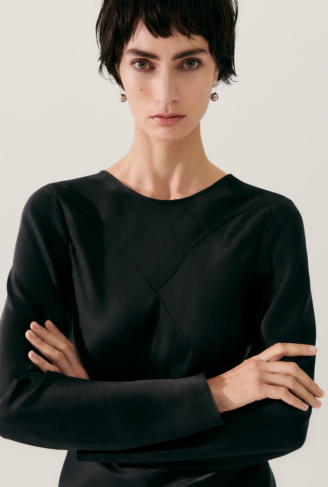 Robe Noire Splice à Manches Longues Coupée dans le Biais