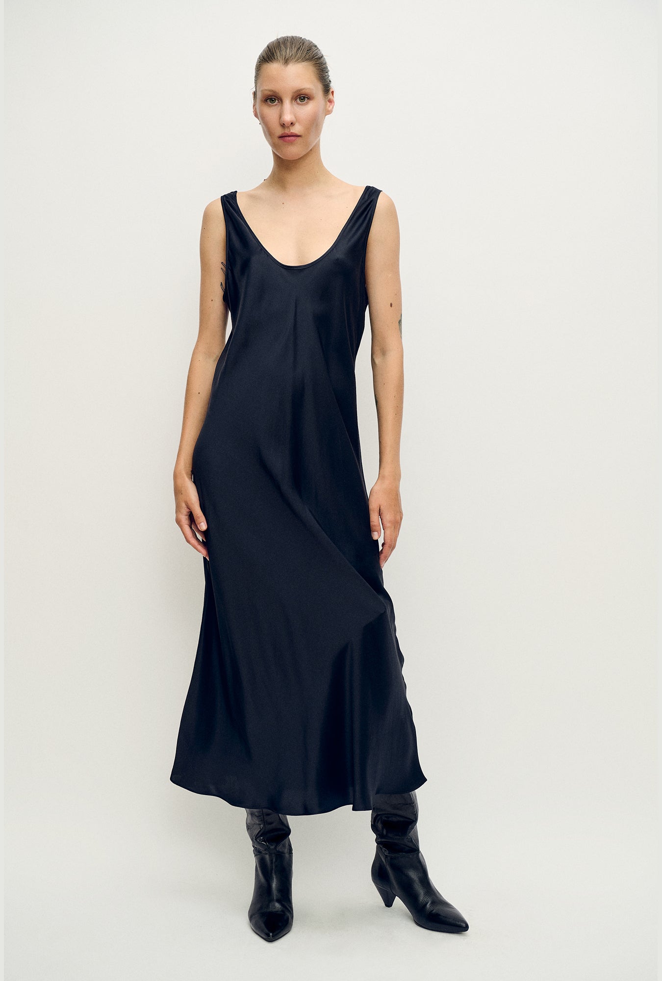 Robe col rond noire