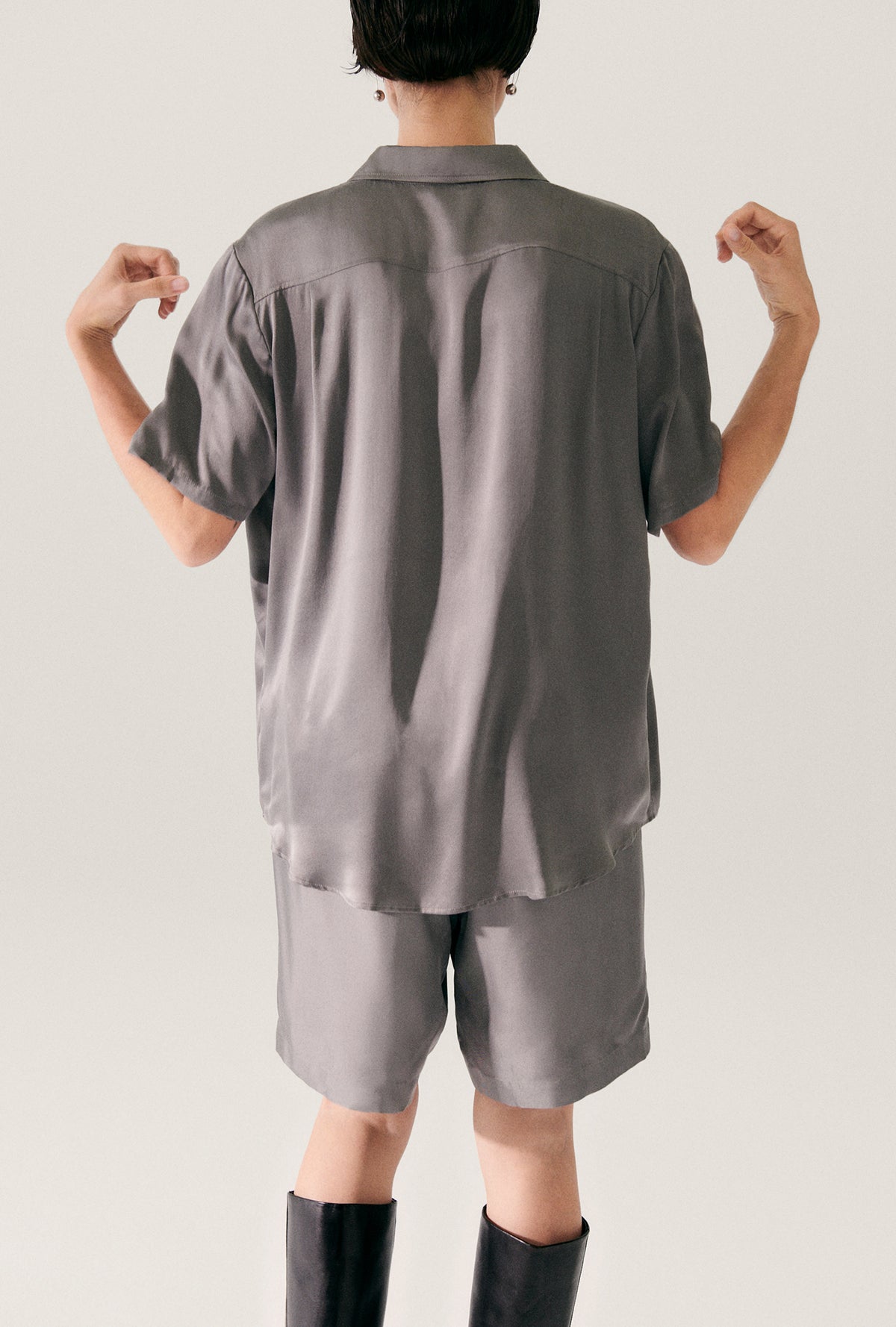 Chemise manches courtes style boyfriend gris perle