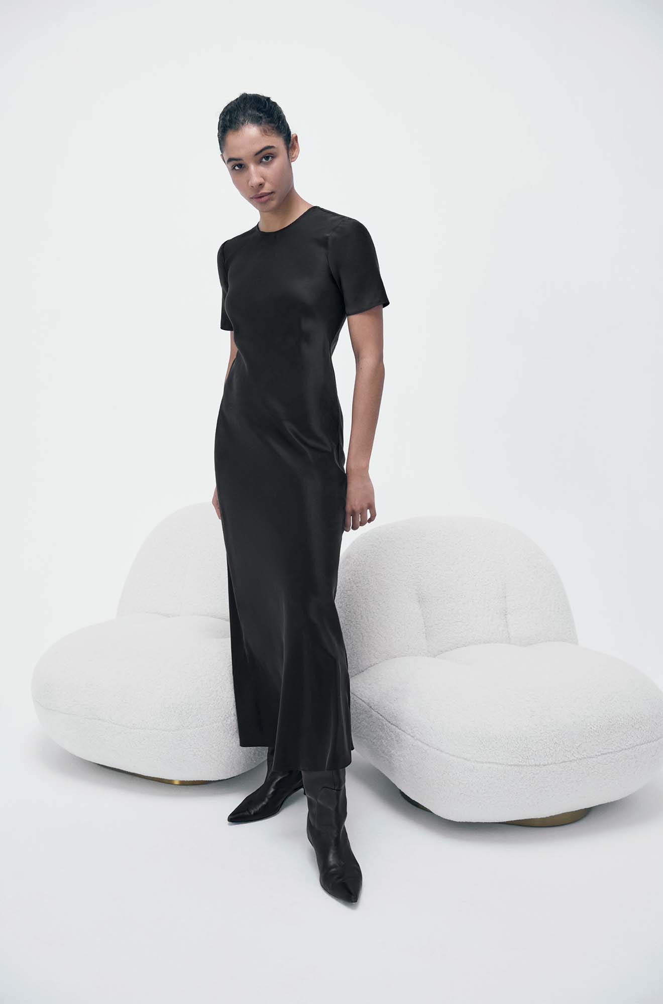Robe biaisée noire à manches courtes