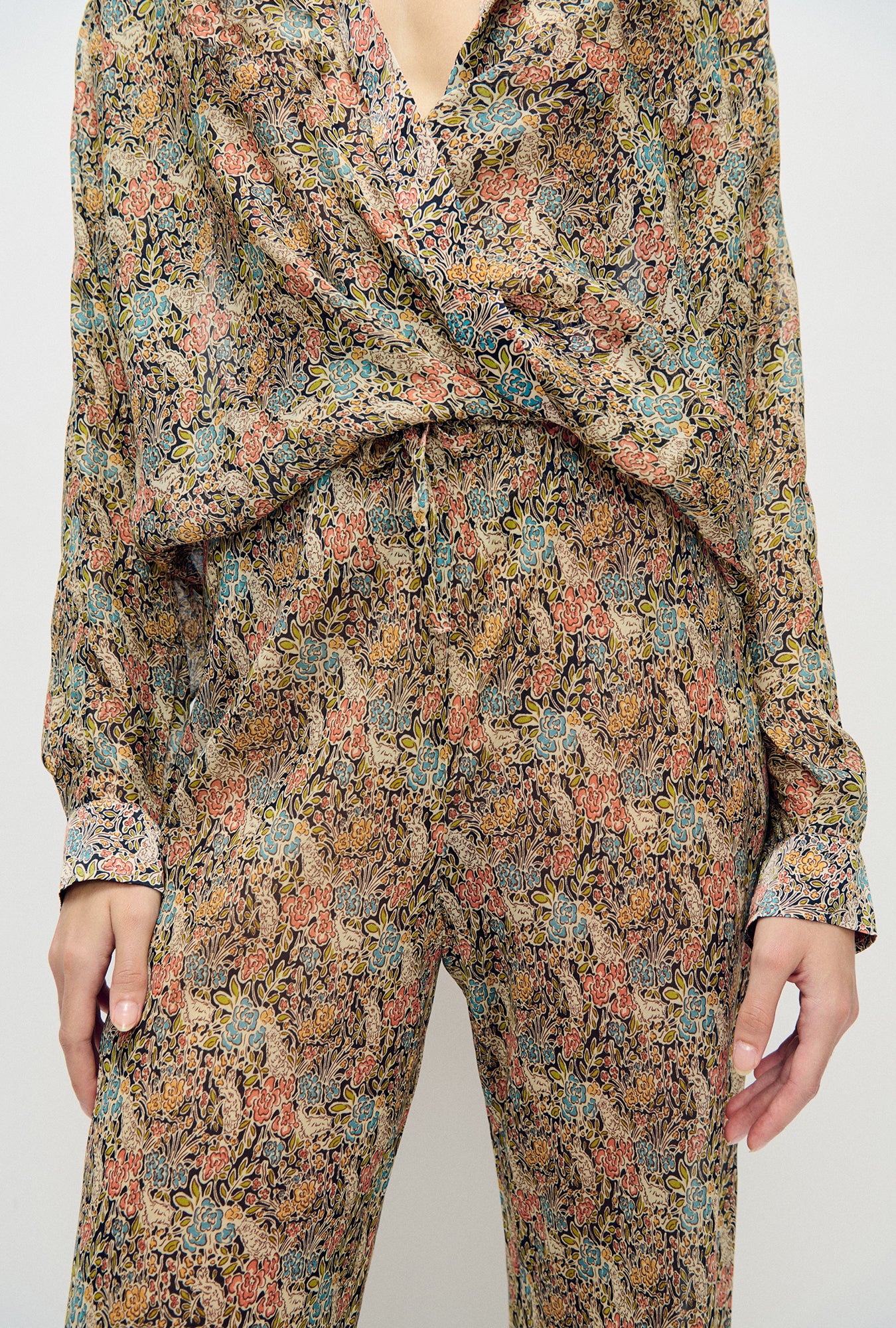 Pantalon en crêpe de soie coupé dans le biais à motif floral Sugar