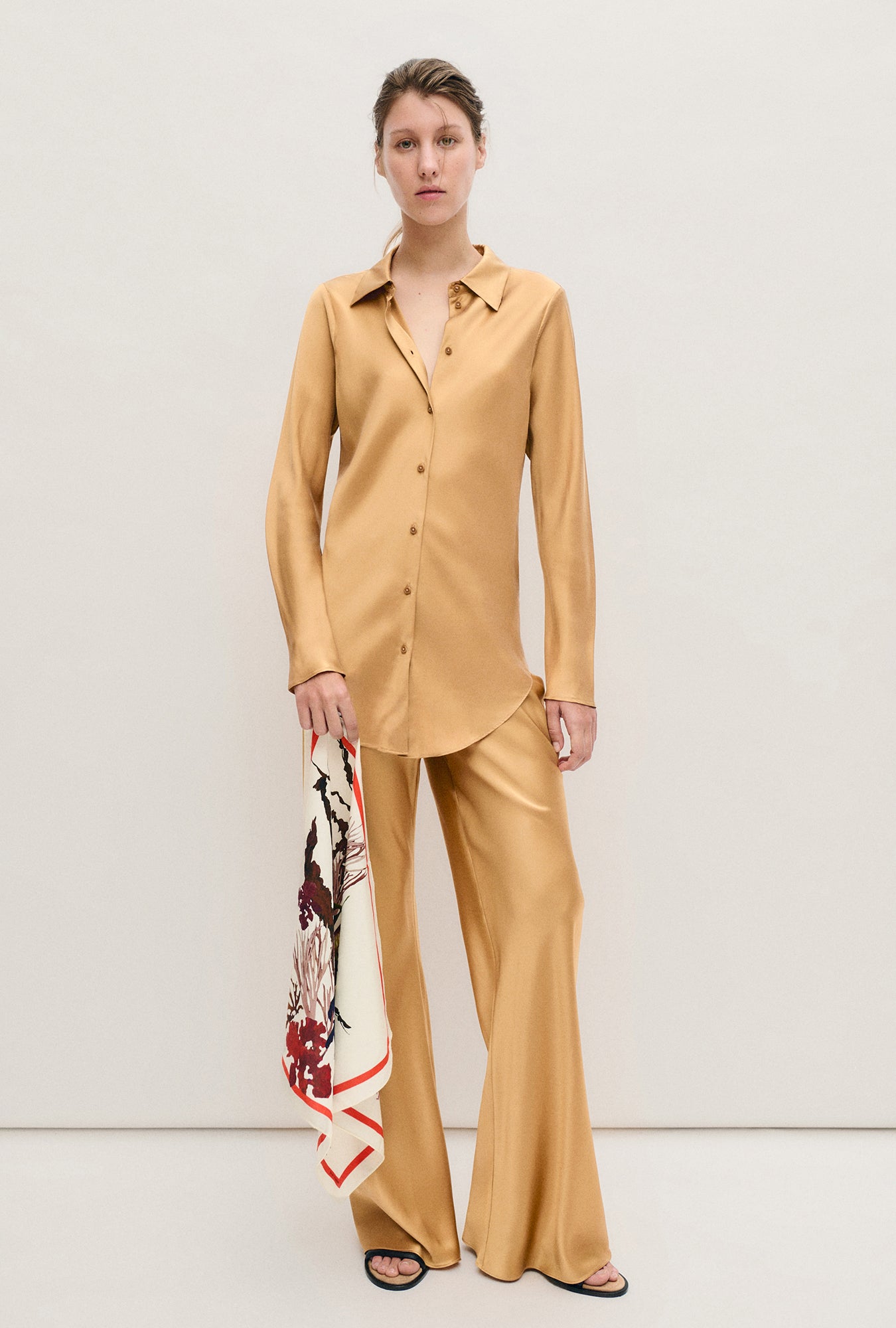Chemise en biais avec cauris