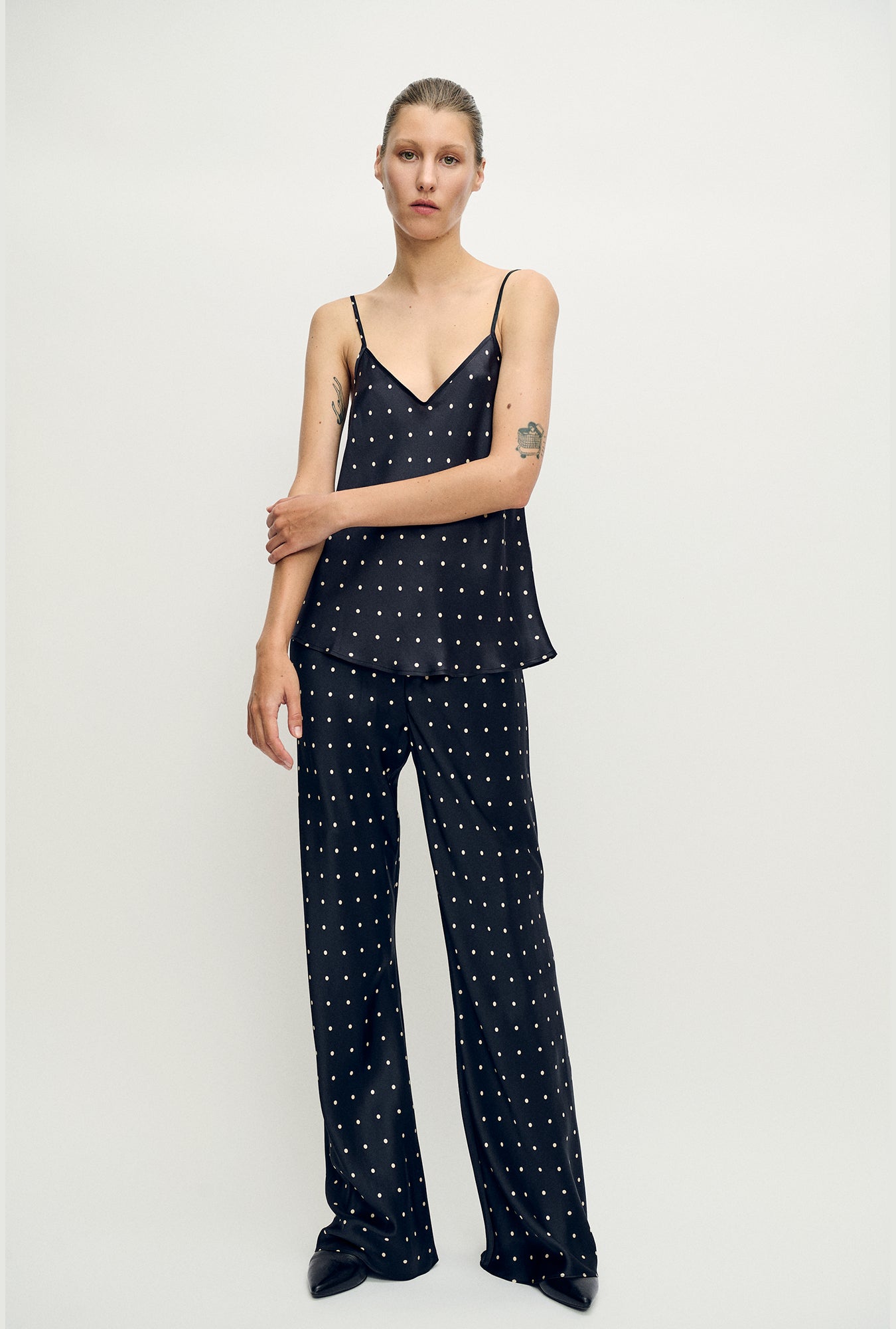 Pantalon coupé en biais à petits pois