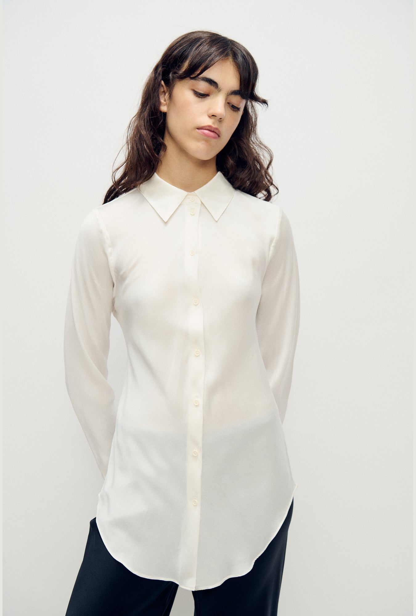 Chemise coupée en biais blanche