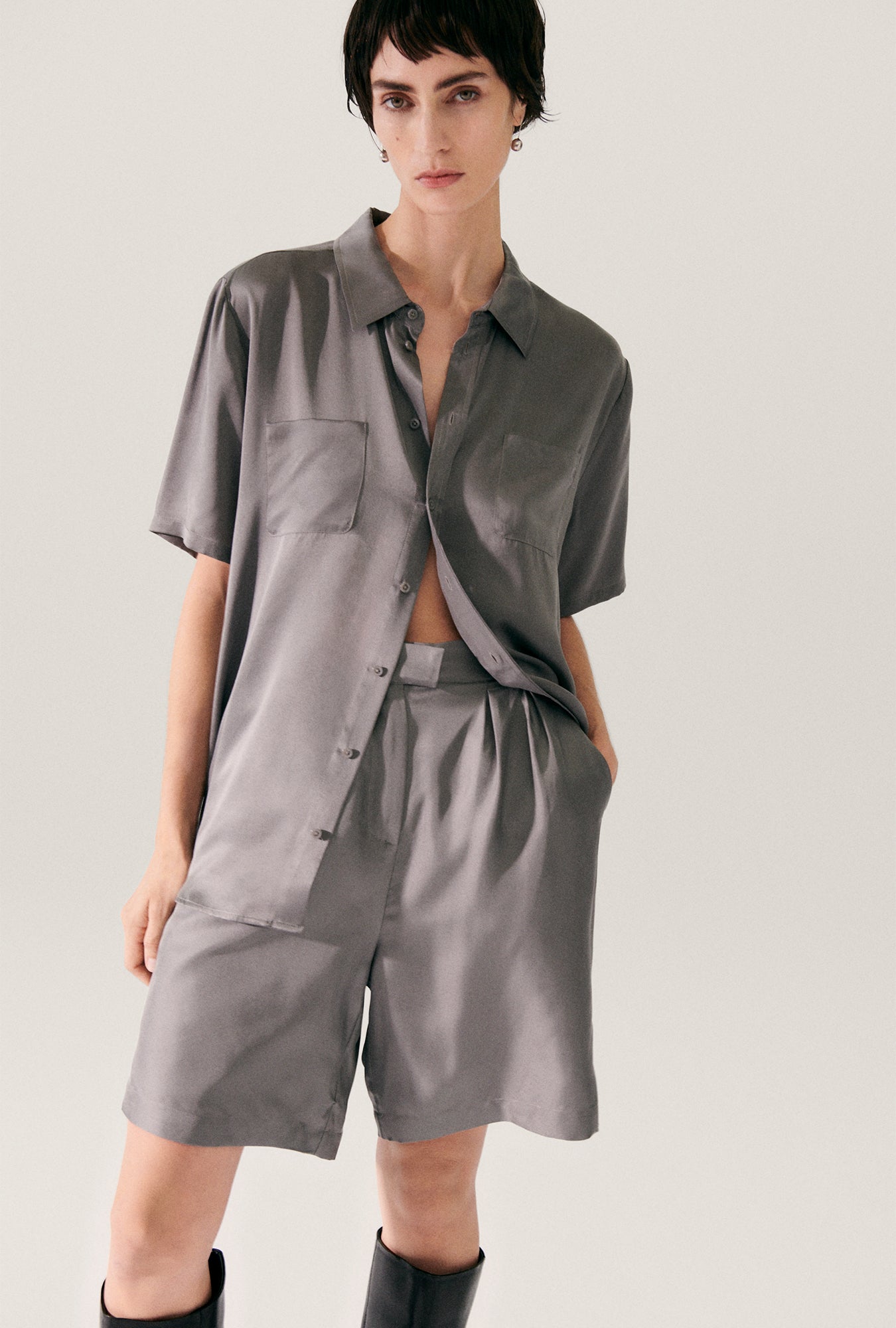 Chemise manches courtes style boyfriend gris perle